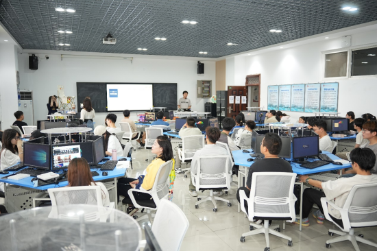 西安工商学院成功举办“AI创作工坊 AI探索与实践”开发者沙龙活动